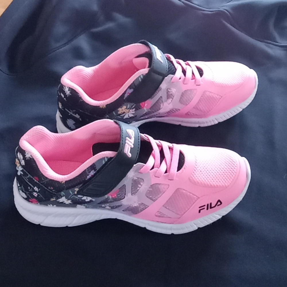 Girls FILA tennis shoes